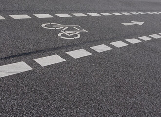 Obraz premium Straßenmarkierung Fahrradweg