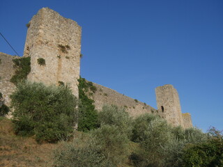 Fototapeta na wymiar walkway that goes around the city walls with circular perimeter with towers and surrounded by the countryside and olive groves