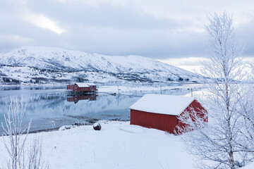 Fischerhütte an einem See in Norwegen