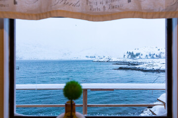 Ausblick auf einen See im Winter von einer Fischerhütte