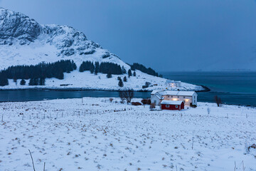 Abendstimmung an einem Fluss mit Bergen auf den Lofoten, Norwegen