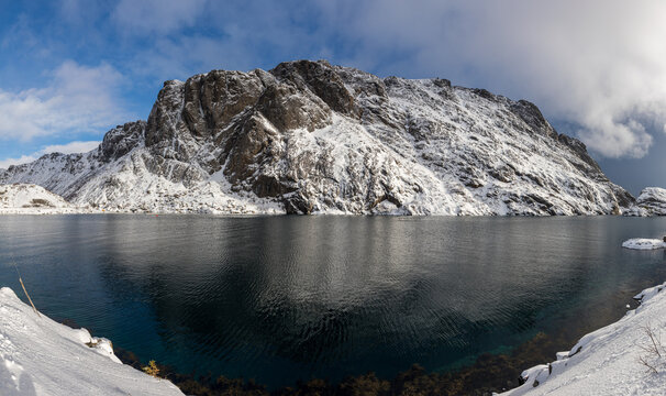 Gipfel von einem massiven Fels im Winter