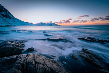 Langzeitbelichtung vom Flakstad Strand auf den Lofoten, Norwegen