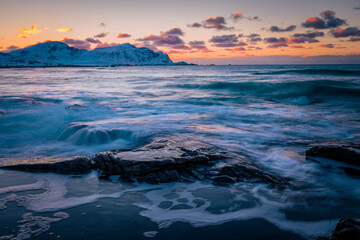 Langzeitbelichtung vom Flakstad Strand auf den Lofoten, Norwegen