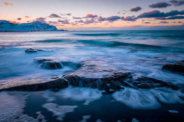 Langzeitbelichtung vom Flakstad Strand auf den Lofoten, Norwegen