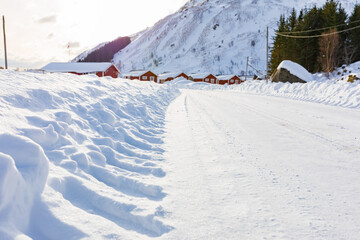freigeräumte Straße mit schneebedeckter Fahrbahn im Winter von Norwegen