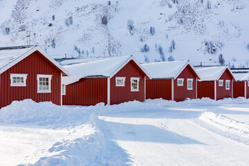 Fototapeta premium Rote Ferienhütten in Norwegen