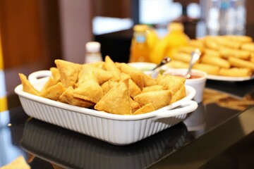 food, samosa, fried, snack, meal, indian, asian, delicious, pastry, traditional, appetizer, cuisine, vegetarian, plate, dish, homemade, crispy, meat, lunch, dinner, stuffed, tasty, healthy, chicken, s