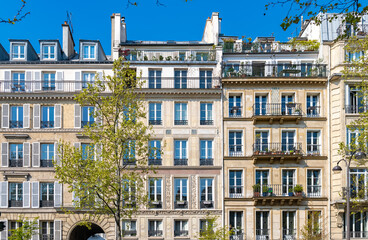 Paris, beautiful building, boulevard Beaumarchais in the 11e district
 - obrazy, fototapety, plakaty