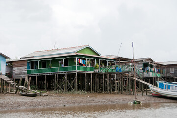Fototapeta na wymiar Palafitas na maré baixa, no rio Matapi em Santana, Amapá, Amazônia, Brasil 