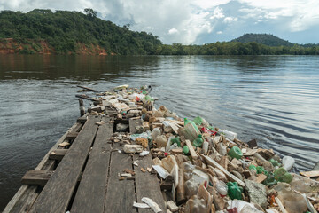 lixo flutuante no rio Jari, Amapá, Brasil, Amazônia, Norte, 
