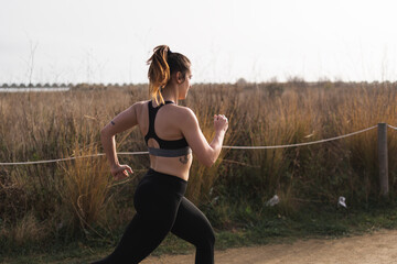 Chica haciendo deporte al aire libre