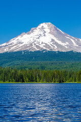 Obraz premium Majestic mountain lake in Canada.