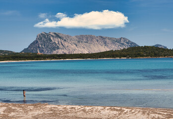 Una Bella Donna nella fantastica Spiaggia di cala brandinchi nel nord sardegna © Alien
