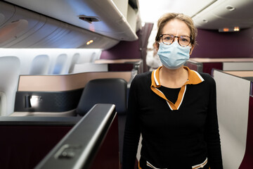 pandémie covid femme dans un avion 
