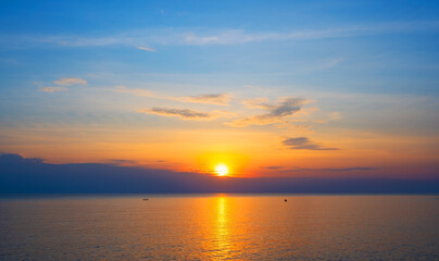Fototapeta na wymiar Beautiful light of sunset or sunrise over the sea in summer season Amazing sea sun Landscape
