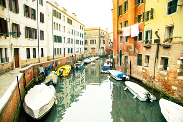 Fototapeta na wymiar botes y lanchas aparcados en los canles de Venecia