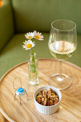 白ワインとナッツでひと休み