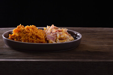 Huevo revuelto acompañado con arroz entomado.
