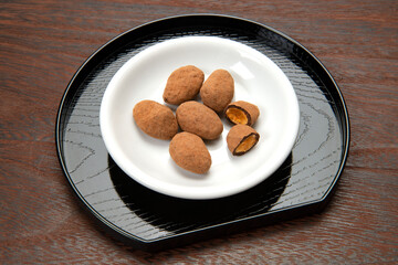 洋菓子のアーモンドチョコレート