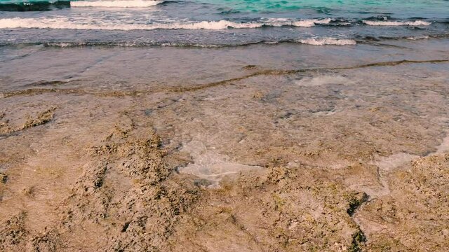 Mare con scogli bassi - audio originale