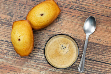 tasse de café et madeleines sur une table