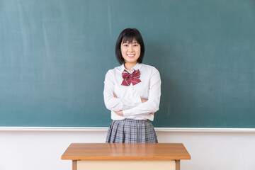 笑顔の学生　教室　黒板