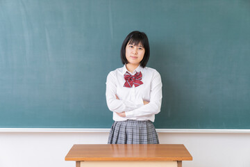 笑顔の学生　考える　教室　黒板