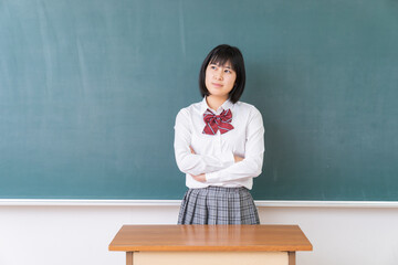 笑顔の学生　考える　教室　黒板