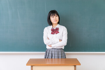 笑顔の学生　考える　教室　黒板