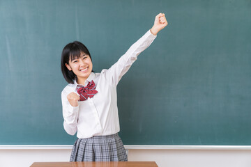 笑顔の学生　教室　黒板