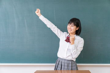 笑顔の学生　教室　黒板