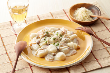 ニョッキ　きのことベーコンのクリームソース