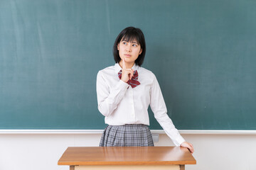 笑顔の学生　考える　教室　黒板