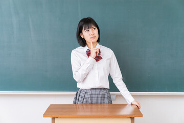 笑顔の学生　考える　教室　黒板