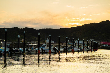 夕暮れの港
