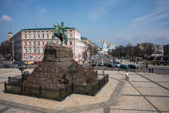 Monument to Bohdan Khmelnytskyi in Kyiv