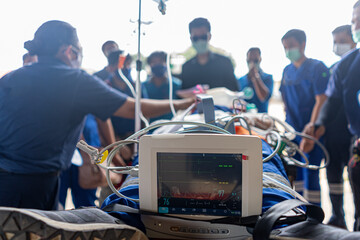 Nursing staff training in the use of the heart wave detector in an emergency accident