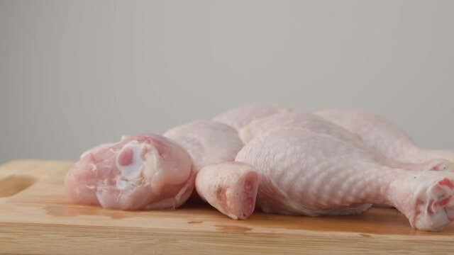 Fresh raw chicken drumsticks on a plate rotating. &nbsp;raw chicken legs on a dish. Cooking food concept. Chicken parts close up footage. Fresh meat. Raw chicken legs for cooking. Raw chicken legs rotate c