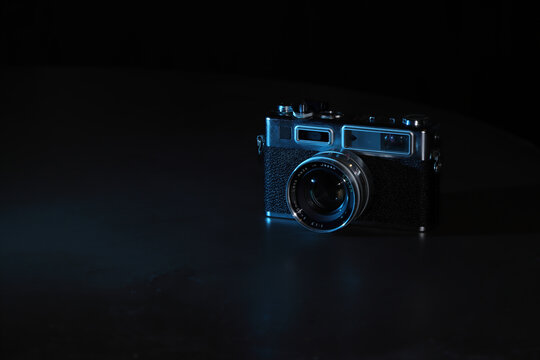 C&aacute;mara fotogr&aacute;fica mec&aacute;nica del siglo XX en diferentes perspectivas diferentes iluminaciones y diferentes posiciones