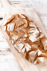 Sliced rye bread on cutting board, closeup.