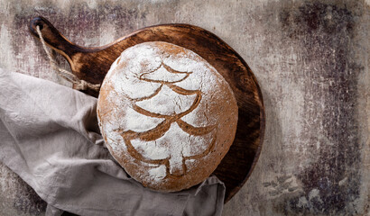 Sliced rye bread on cutting board, closeup.