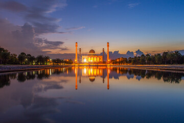 Naklejka premium Landscape of beautiful sunset sky at Central Mosque, Songkhla province, Southern of Thailand.