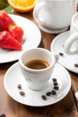Tazzina di espresso e colazione italiana
