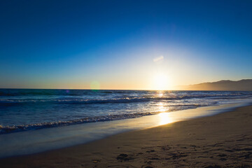 Fototapeta na wymiar Plage californienne au coucher du soleil, vaguelettes