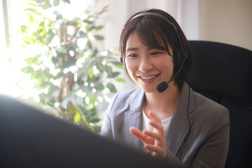 テレビ電話をする女性社員
