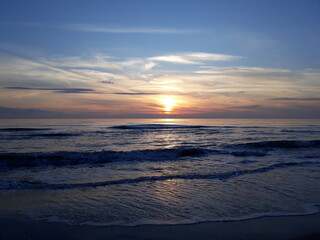 Fototapeta na wymiar mare al tramonto