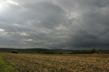 Dunkle Wolken über einem Feld