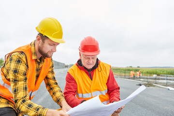 Architekt und Bauarbeiter mit Bauzeichnung