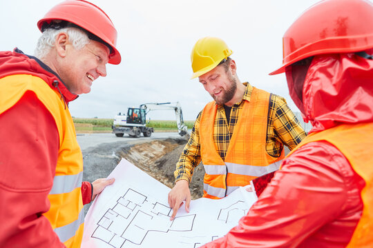 Bauarbeiter Team mit Grundriss bei Hausbau Planung